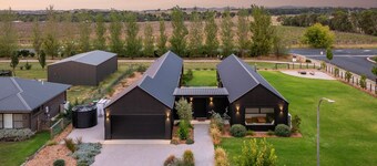 Jarli Barn Refined Wine Country Retreat with Pool