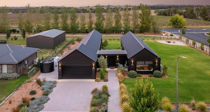 Jarli Barn Refined Wine Country Retreat with Pool