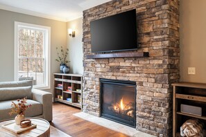 Smart-TV, Kamin, Videospiele, Stereoanlage