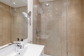 Shower, hair dryer, towels - Apartment with Sea Views 500m from the Beach (Begur)