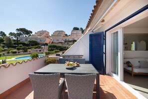 A balcony with a table, chairs, and a bowl of fruit. - Apartment with Sea Views 500m from the Beach (Begur)