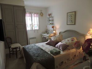 Room - Bed and Breakfast 'Chez Sophie - Country Side Room' with Wi-Fi and Air Conditioning (Roquebrune-sur-Argens)