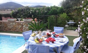 Outdoor dining - Bed and Breakfast 'Chez Sophie - Country Side Room' with Wi-Fi and Air Conditioning (Roquebrune-sur-Argens)