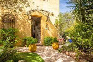 Exterior detail - Bed and Breakfast 'Chez Sophie - Country Side Room' with Wi-Fi and Air Conditioning (Roquebrune-sur-Argens)