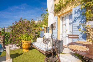 Outdoor dining - Bed and Breakfast 'Chez Sophie - Country Side Room' with Wi-Fi and Air Conditioning (Roquebrune-sur-Argens)