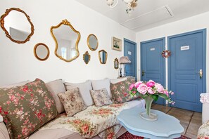 Living area - Bed and Breakfast 'Chez Sophie - Country Side Room' with Wi-Fi and Air Conditioning (Roquebrune-sur-Argens)