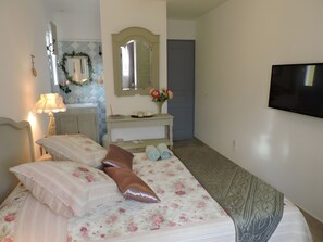 Room - Bed and Breakfast 'Chez Sophie - Country Side Room' with Wi-Fi and Air Conditioning (Roquebrune-sur-Argens)