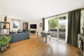 Family Apartment | Living area - Stylish 2-Bed Flat Near Central London (London)