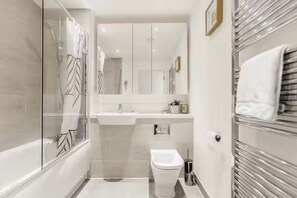 Family Apartment | Bathroom - Stylish 2-Bed Flat Near Central London (London)