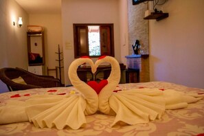 Exclusive Chalet, Courtyard View | Peralatan tempat tidur hipoalergenik, dihias secara berasingan 