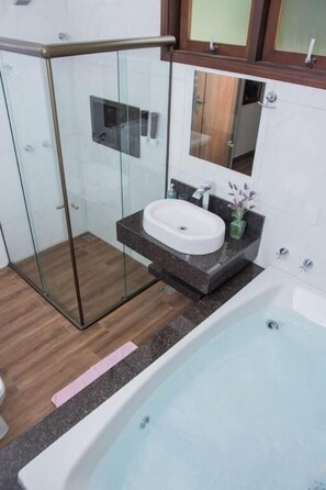 Chalé elite, vista para o pátio | Banheiro