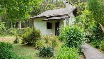 Familienchalet, 2 Schlafzimmer, Gartenblick, zum Garten hin | Allergikerbettwaren, individuell dekoriert, individuell eingerichtet