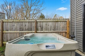 Outdoor spa tub - Sevierville*Easy Access*Close to Dollywood*Townhome*Sleeps 6 (Sevierville)