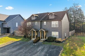 Exterior - Sevierville*Easy Access*Close to Dollywood*Townhome*Sleeps 6 (Sevierville)
