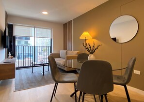 Apartment, 2 Bedrooms (603) | Dining room