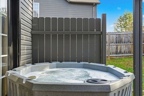 Outdoor spa tub - Sevierville*Easy Access*Close to Dollywood*Townhome*Sleeps 6 (Sevierville)