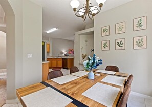 Dining - 4BR,Heated Pool,Jacuzzi & Dining Oasis near Disney (Haines City)