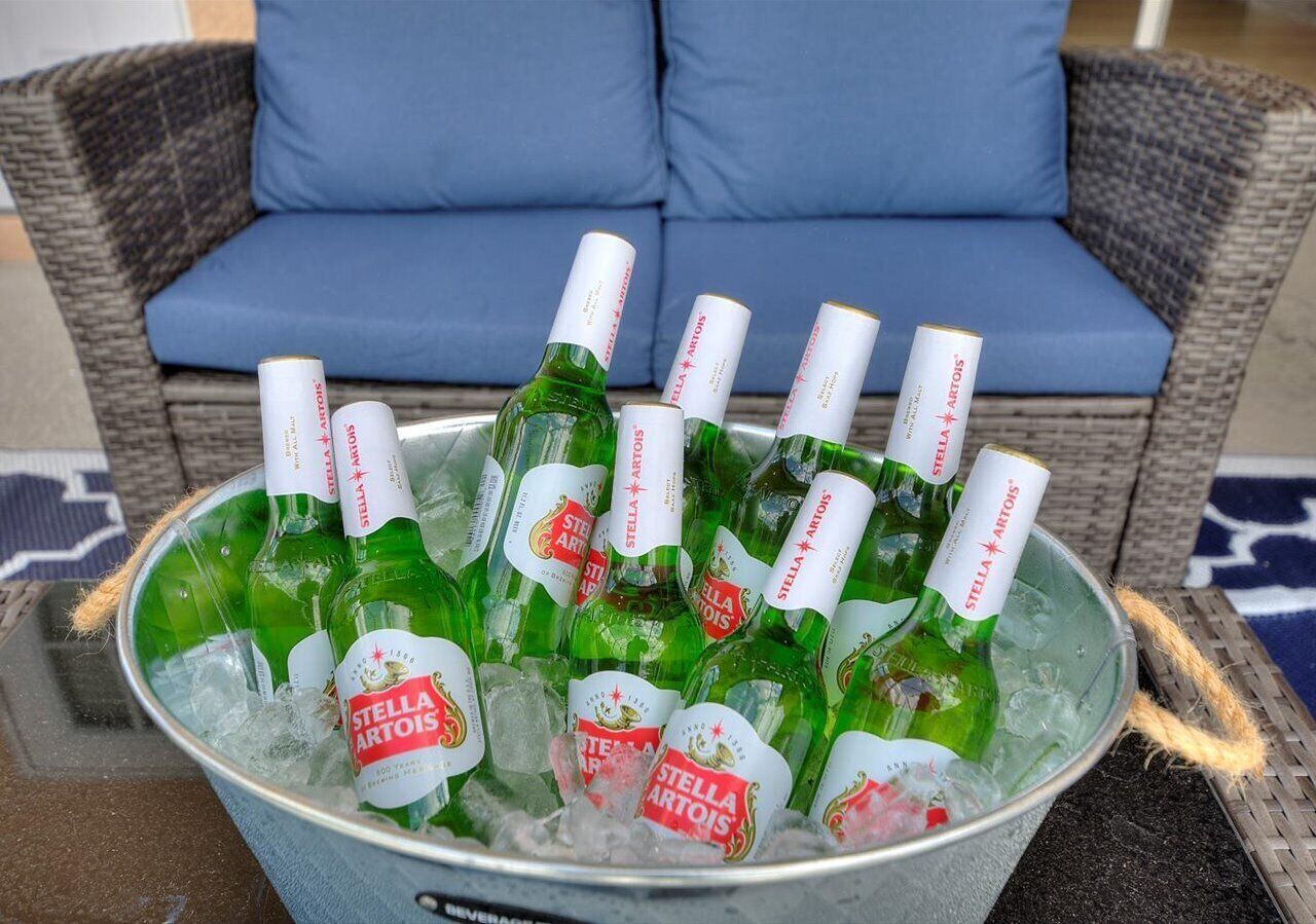 Een emmer gevuld met Stella Artois bierflesjes in ijs.