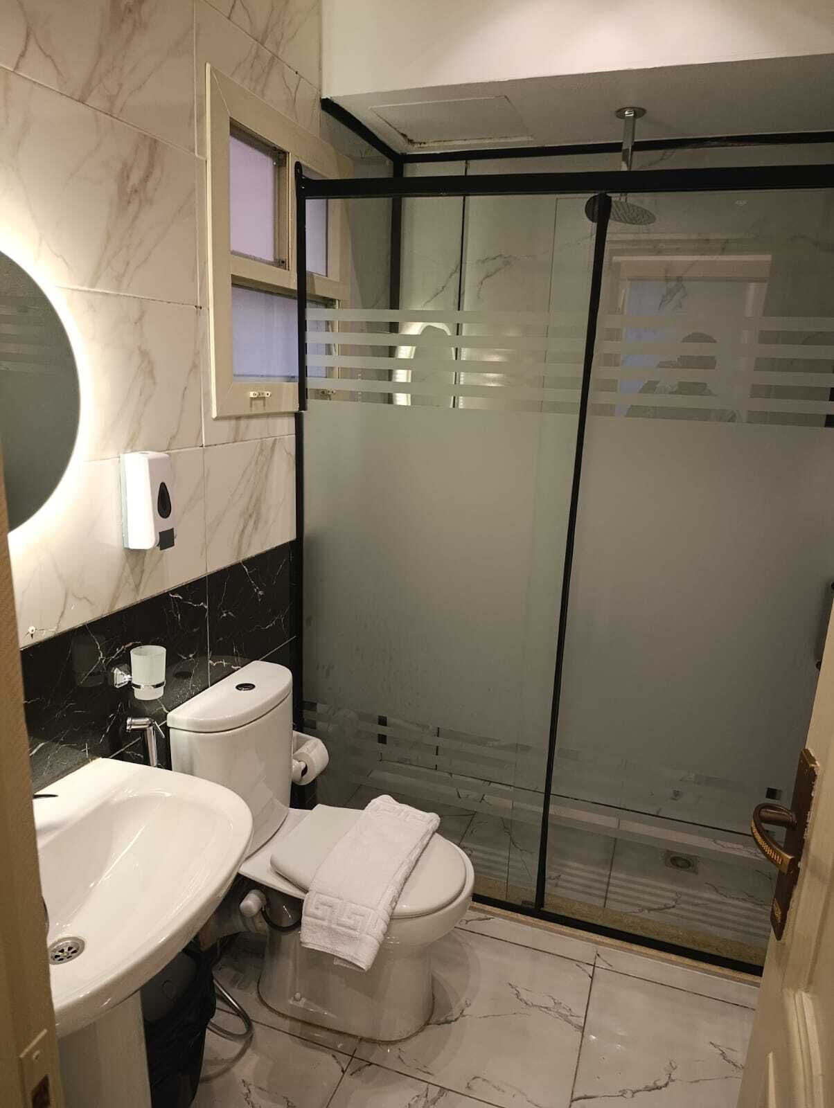 Separate bathtub and shower, hydromassage showerhead
