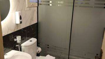 Separate bathtub and shower, hydromassage showerhead