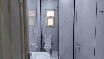 Deluxe Double Room, Balcony, City View | Bathroom