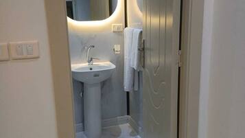 Phòng đôi Deluxe, ban công, quang cảnh thành phố | Phòng tắm