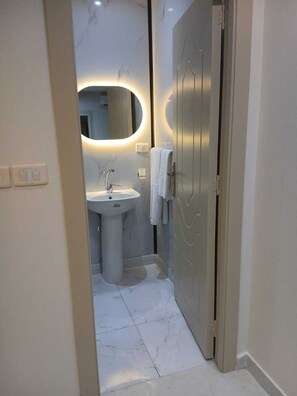 Chambre Double Deluxe, balcon, vue ville | Salle de bain