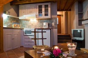 Fridge, oven, stovetop, coffee/tea maker - Stolios Skopelos - Euterpe Split Level Gem (Skopelos)