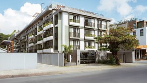 A multi-story residential building with balconies, a gated entrance, and a clear sky. - Master Luxo Jardins Almare - By Almare (João Pessoa)