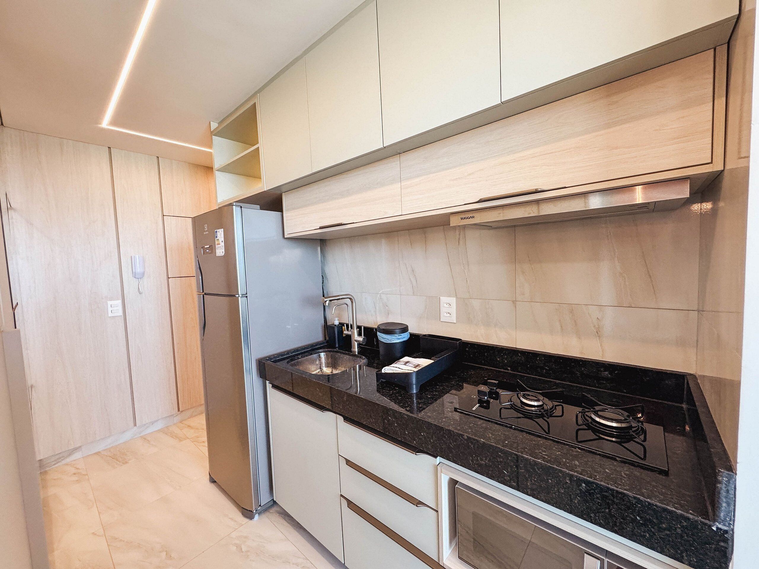 Deluxe Apartment | Private kitchen | Fridge, microwave, cookware/dishes/utensils