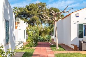 Property grounds - Holiday Home 'Sol Del Sur 8' with Shared Pool, Shared Terrace and Wi-Fi (Son Xoriguer)