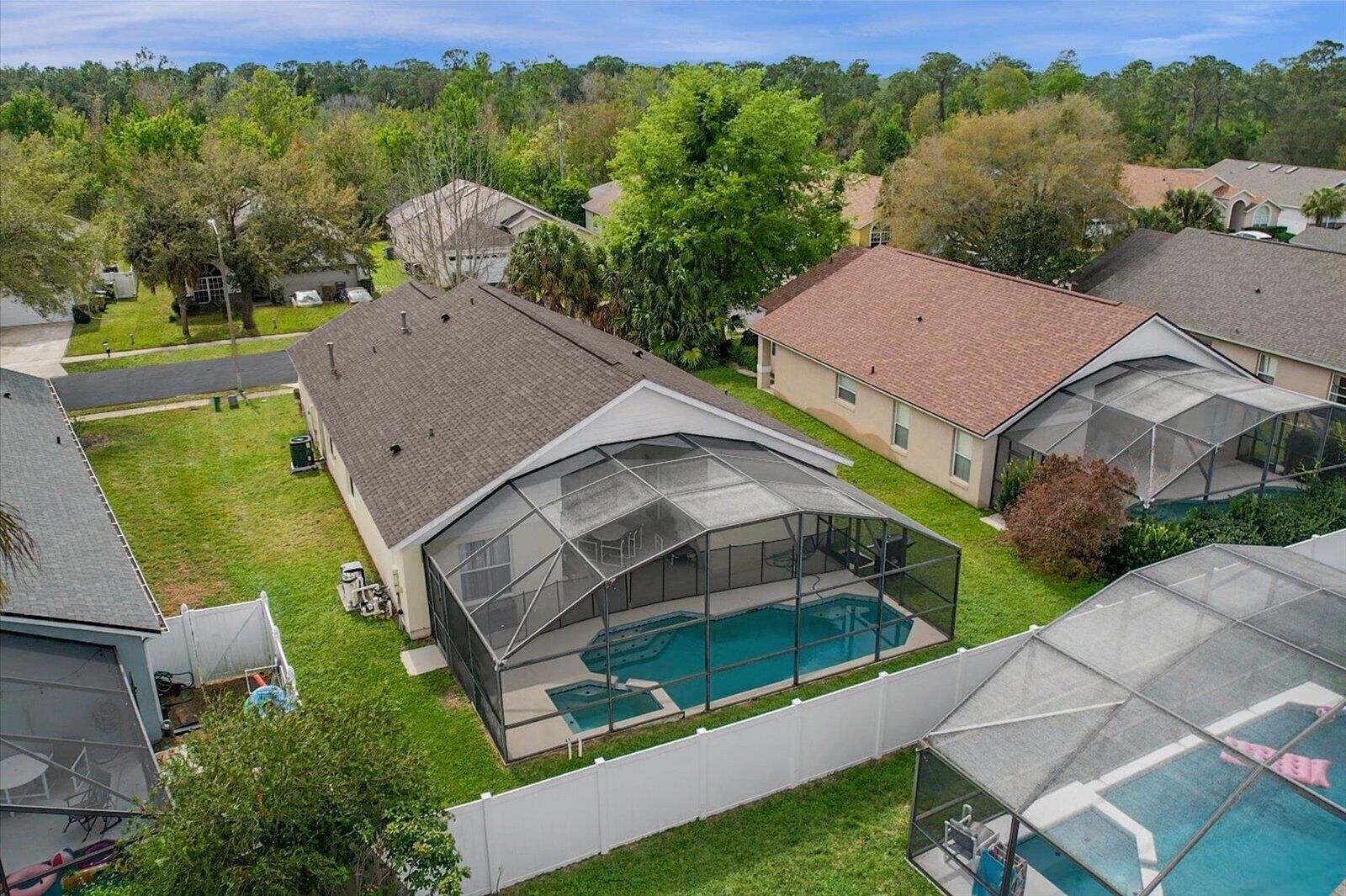 Zona residencial con varias casas, una piscina y un amplio espacio exterior cubierto.