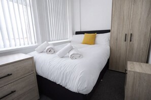 8 bedrooms, WiFi, bed sheets - The Big Home - Free Parking, Long stays Welcome (Wallasey)
