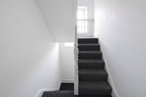 Interior - The Big Home - Free Parking, Long stays Welcome (Wallasey)