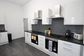 Private kitchen - The Big Home - Free Parking, Long stays Welcome (Wallasey)