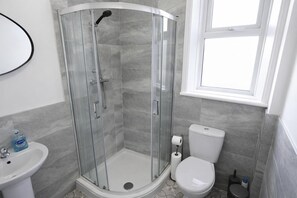 Shower, towels, soap, toilet paper - The Big Home - Free Parking, Long stays Welcome (Wallasey)