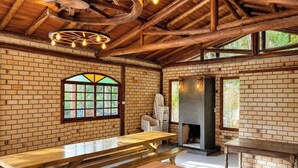 Cottage Premium, akses ke kolam renang, pemandangan gunung | Tempat makan