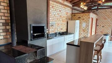 Premium Cottage, Pool Access, Mountain View | Private kitchen