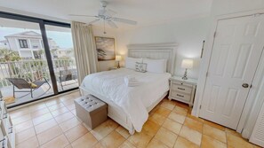 3 slaapkamers, een strijkplank/strijkijzer, gratis wifi, beddengoed