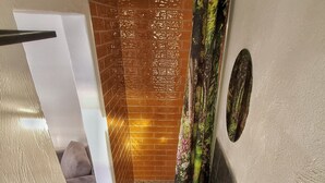 Een kleine badkamer met toilet, wastafel en douchegordijn.