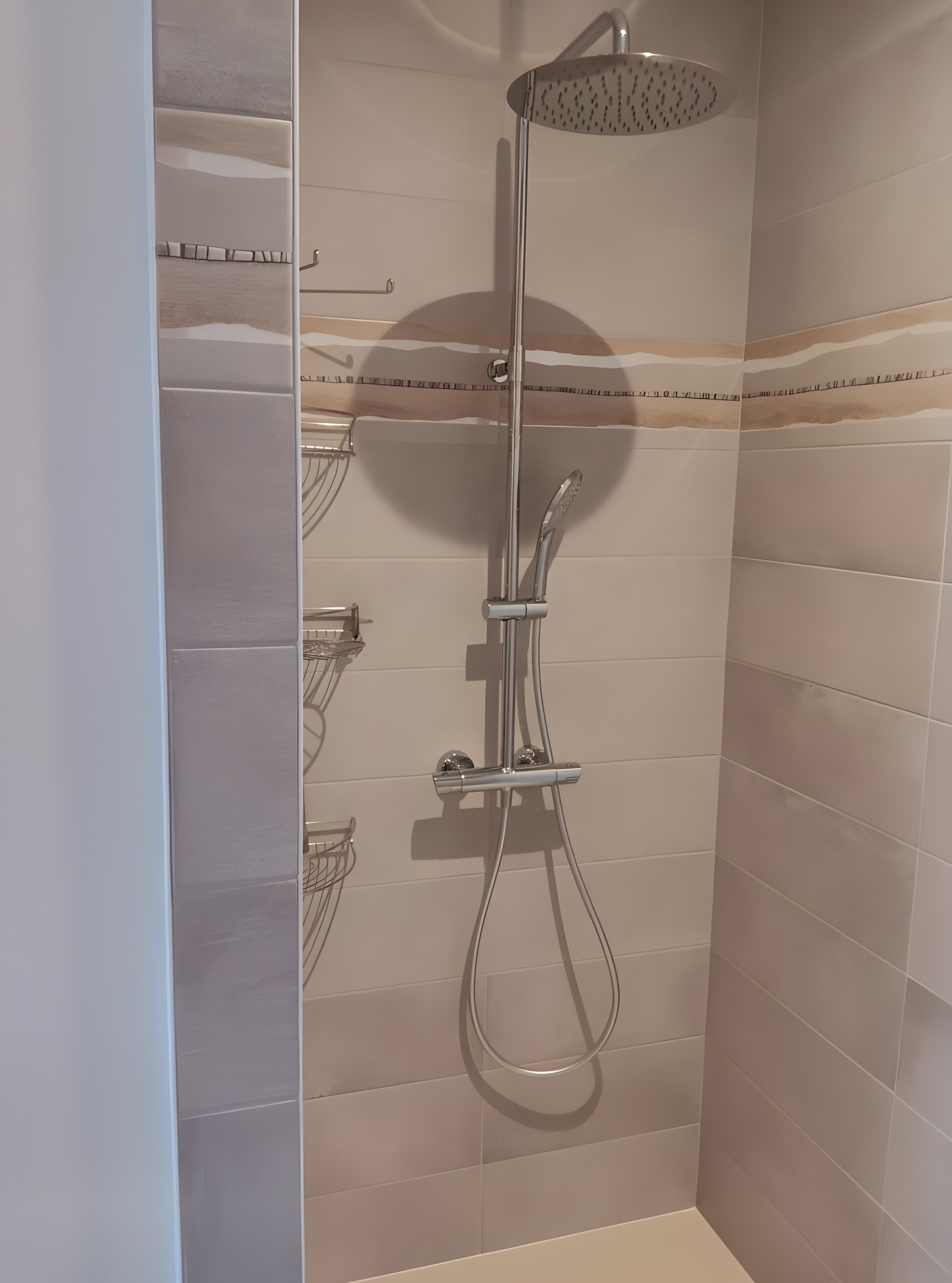 Douche, sèche-cheveux, serviettes fournies