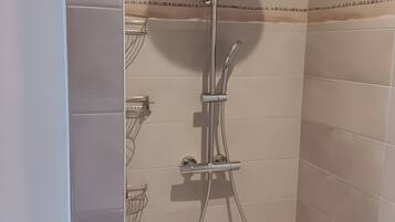Douche, sèche-cheveux, serviettes fournies