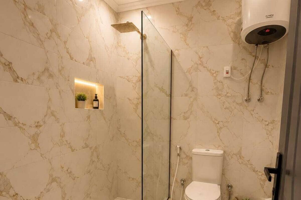 Separate bathtub and shower, hydromassage showerhead