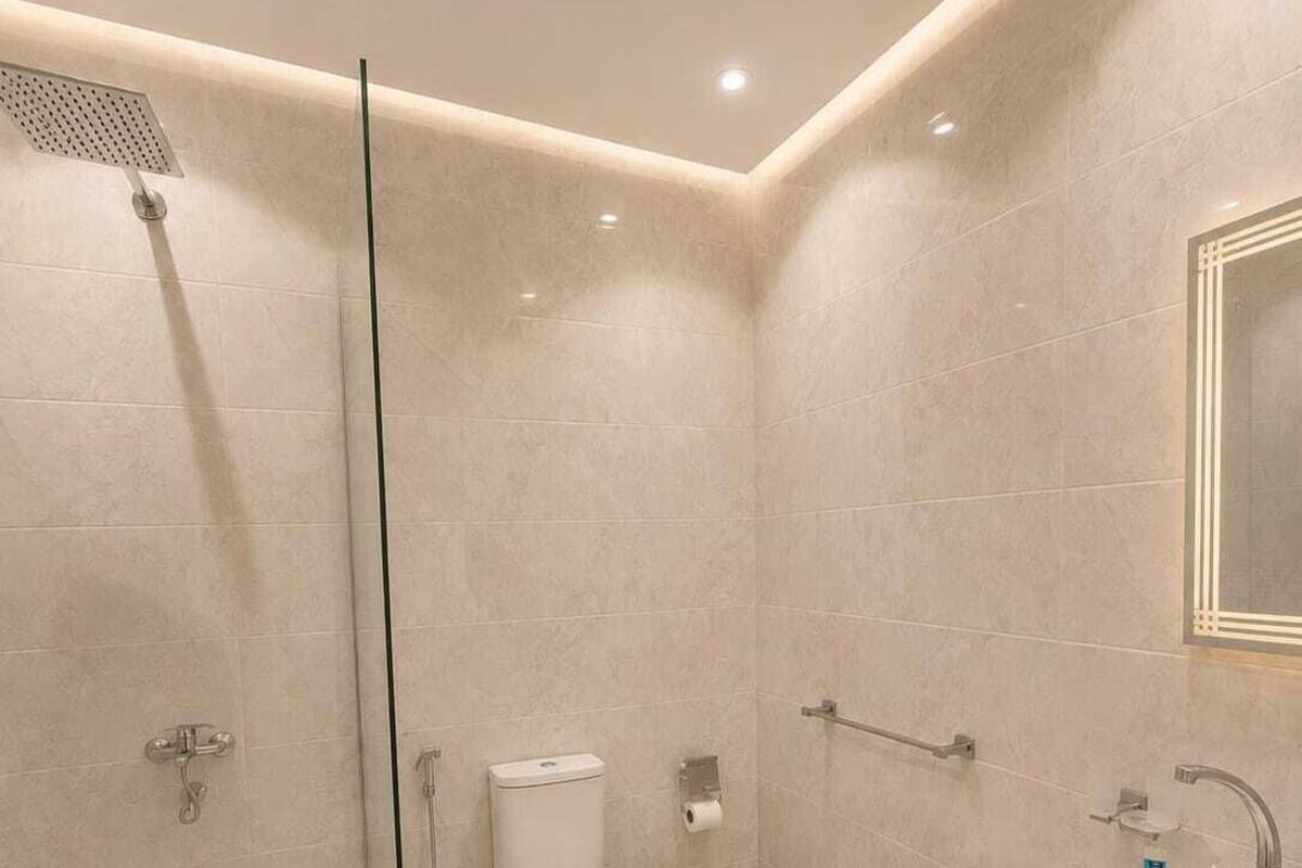 Separate bathtub and shower, hydromassage showerhead