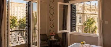 Chambre Deluxe double ou avec lits jumeaux, balcon, vue sur la ville | Draps en coton égyptien, literie de qualité