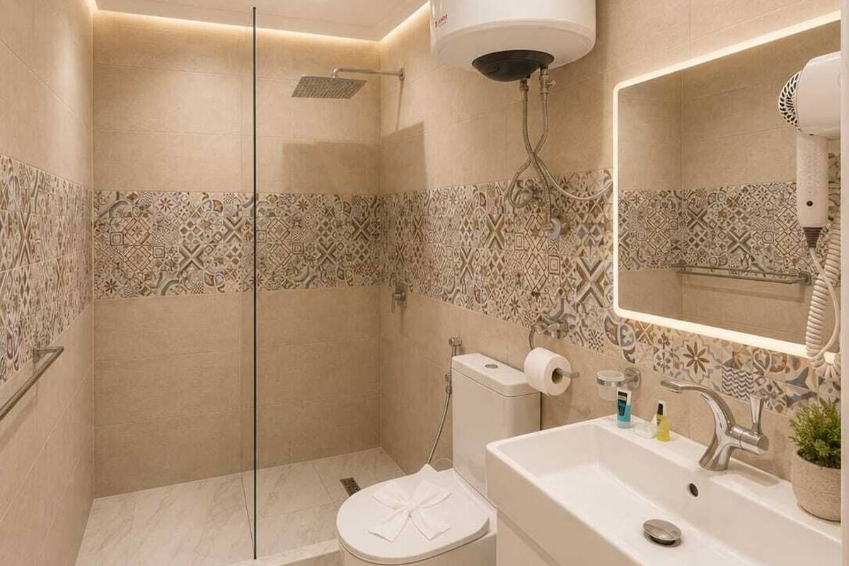 Separate bathtub and shower, hydromassage showerhead