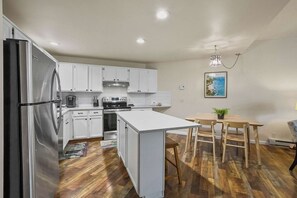 Fridge, microwave, stovetop, dishwasher