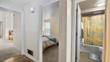 2 bedrooms, desk, WiFi, bed sheets