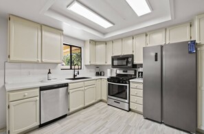 Microwave, oven, stovetop, dishwasher - Monthly Palm Springs Oasis: Pool & Workspace (Cathedral City)