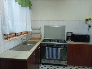 Private kitchen - Cozy 3 bedroom apartment in Nakuru 
7 minutes from the mall (Nakuru)